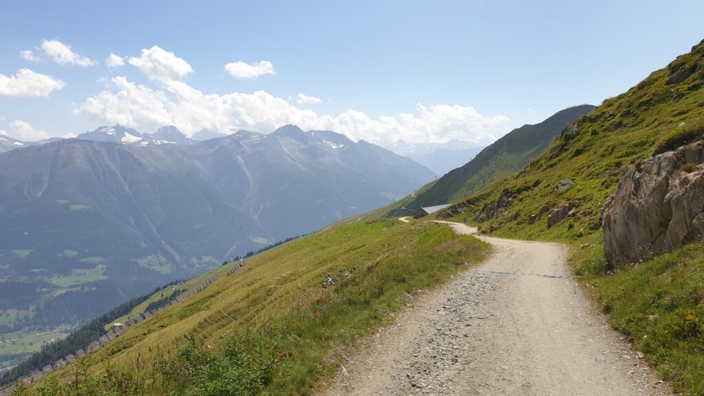 Sendero hacia el glaciar de Aletsch.
